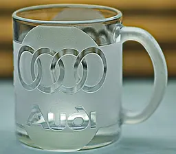 Скляна чашка Audi 320 мл з гравіюванням Подарунок автолюбителю кружка для чаю та кави з логотипом авто Ауді та  легендарний слоган - мініатюра 9