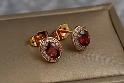 Сережки гвоздики Xuping Jewelry овальні малинки з червоним камінням 10 мм золотисті