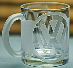 Скляна чашка Volkswagen Фольксваген 320мл з гравіюванням Подарунок автолюбителю кружка для чаю кави з лого авто легендарний слоган - мініатюра 2
