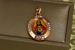 Ладанка Xuping Jewelry овальна Іісус із каменями кольорова 2,7 см золотиста