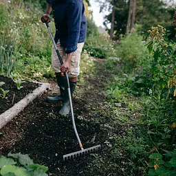 Граблі металеві Fiskars Ergonomic 36 см з ергономічною ручкою 150 см (1077112) - мініатюра 4