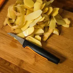 Ніж для коренеплодів з вигнутим лезом Fiskars Functional Form (1057545) - мініатюра 4