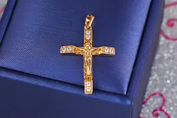 Хрестик Xuping Jewelry рівні краї з дрібним камінням 3 см золотистий