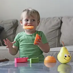 Игровой набор Fat Brain Toys Веселые разноцветные фрукты 27х13х15 см из силикона - миниатюра 6