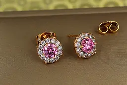 Сережки гвоздики Xuping Jewelry рожевий камінь в обідку із фіанітів 9 мм золотисті