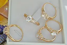 Кільце Xuping Jewelry три смуги тримають фіаніт 7 мм р 17 золотисте - мініатюра 2