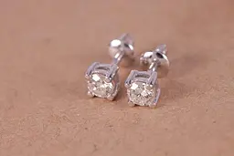 Сережки гвоздики з білого золота з діамантами S-0077
