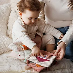 Дитяча розвивальна сенсорна м’яка книжечка іграшка з дзеркалом брязкальцем і прорізувачем Rabbit Karo від народження BabyOno 1684 - мініатюра 5