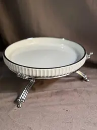 Керамічне блюдо 1570G з рельєфом на сріблястій підставці 20 см - мініатюра 3