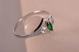Каблучка з білого золота з зеленим каменем 16 K-0140 - мініатюра 7