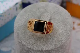 Печатка Xuping Jewelry чорний квадрат з завитками з боків р 23 золотиста