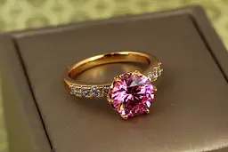 Кільце Xuping Jewelry зерно граната з рожевим каменем р 20 золотисте