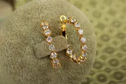Сережки кільця Хuping Jewelry з крупними каменями 2,4 см золотисті