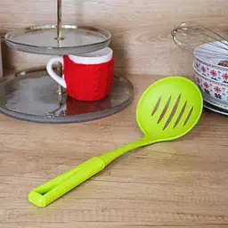 Шумівка кухарська пластикова перфорована з прорізами 34 см, Kitchen Master Салатовий 85686 - мініатюра 6