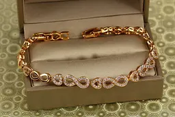 Браслет Xuping Jewelry вісімки із сердечками 17 см золотистий