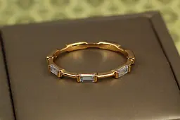 Кільце Xuping Jewelry Сальто з прямокутними каменями по колу р 19 золотисте