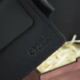 Подарунковий набір чоловічий Handycover №47 (чорний) гаманець і обкладинка на паспорт в коробці - мініатюра 9