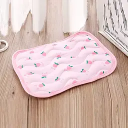 Літня підстилка, що охолоджує Derby Ice Silk Summer Pet Cooling Mat Strawberry 70х100 см