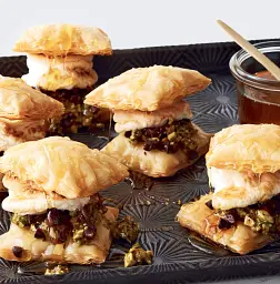 S'mores!: Gooey, Melty, Crunchy Riffs on the Campfire Classic - мініатюра 4