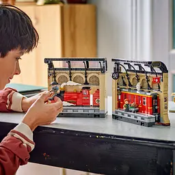Конструктор LEGO Harry Potter Бук нук: Гоґвортський експрес 832 деталі (76450) - мініатюра 11