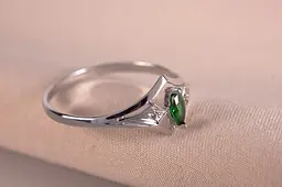 Каблучка з білого золота з зеленим каменем 19 K-0140