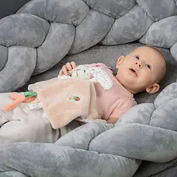 Іграшка-обіймашка BabyOno Веселий кролик з брязкальцем для малюків 25х25 см (2136278047) - мініатюра 4