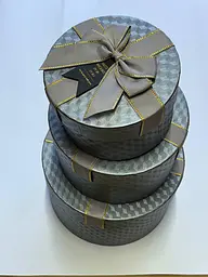 Набір круглих подарункових коробок 3 шт сріблясті з бантом коробки для подарунків та квітів - мініатюра 2