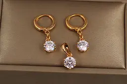 Набір Xuping Jewelry сережки та кулон білі камені 6 мм шість кріплень золотистий