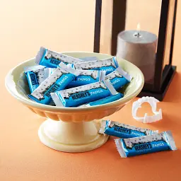 Шоколадні батончики Hershey's Cookies 'n' Creme Fangs Halloween Candy 459 г - мініатюра 3