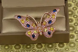 Брошка Xuping Jewelry метелик з жовтими і синіми каменями золотиста