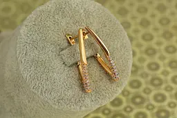 Сережки Xuping Jewelry дужки з камінцями на вістрі 2,8 см золотисті - мініатюра 3