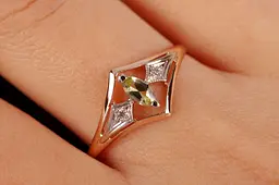 Каблучка з червоного і білого золота з хризолитом 14.5 K-0138