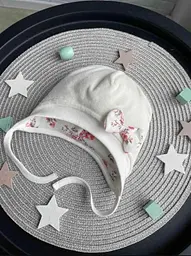 Утеплена весняна шапочка для новонародженої дівчинки Rose 3-6 міс. (38-42 см) Lari Молочний
