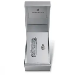 Ніж Victorinox Classic SD Brilliant Damast + брелок-лого (0.6221.34) - мініатюра 7