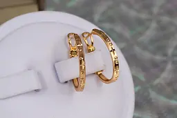 Сережки кільця Хuping Jewelry плоскі з малюнком 2 см золотисті