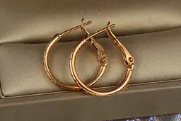 Сережки кільця Хuping Jewelry плоскі з малюнком 2 см золотисті - мініатюра 3