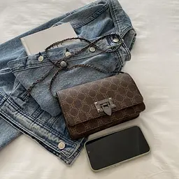 Кросбоді на ланцюжку з еко-шкіри Lilly P2-14502DB темно коричневе - мініатюра 4