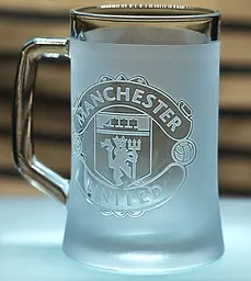 Пивний келих 660 мл ФК Манчестер Юнайтед FC Manchester United з гравіюванням подарунок для фаната ФК  футбольний кухоль - мініатюра 3