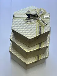 Набір подарункових коробок шестикутних 3 шт айворі з золотими стрічками коробки для подарунків та квітів - мініатюра 4