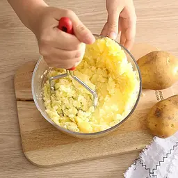 Товкачка картоплем'ялка для картоплі із пластиковою ручкою 22.5 см, Kitchen Master Рожевий 86581 - мініатюра 6