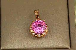 Кулон Xuping Jewelry рожевий камінь у оправі з білих фіанітів 11 мм золотистий