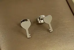 Сережки Stainless steel гвоздики ключ з сердечком 1 см сріблястий