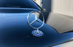 Емблема приціл на капот Mercedes-Benz Хром Синій напис W124 W210 W202 W203 W204 W221 W211 W212 W222 метал (OEM a2108800186) - мініатюра 2