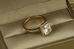Кільце Xuping Jewelry авангард з білим каменем р 19 золотисте - мініатюра 3