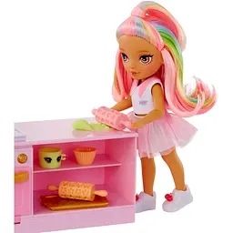 Ігровий набір з лялькою Rainbow High Littles Кондитерська Кенді з аксесуарами (522058) - мініатюра 3