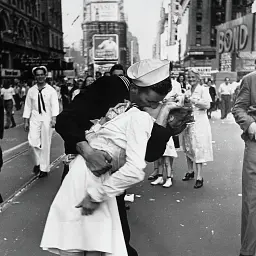 Інтер'єрна картина Поцілунок на Таймс Сквер, Time Square Kiss (1945), культове фото, інтер'єрний декор, 89×60 см (id1138) - мініатюра 4