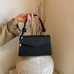 Кросбоді каркасне з еко-шкіри Lilly P1-86148A чорне - мініатюра 1