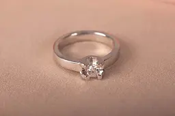Каблучка з білого золота з діамантом 18.5 K-0199