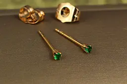 Сережки гвоздики Xuping Jewelry зелені камінчики 2 мм золотисті