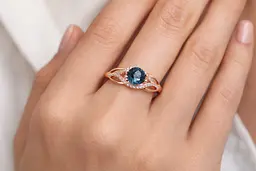 Елегантна каблучка з червоного золота з топазом London Blue К-0569 14.5 - мініатюра 5
